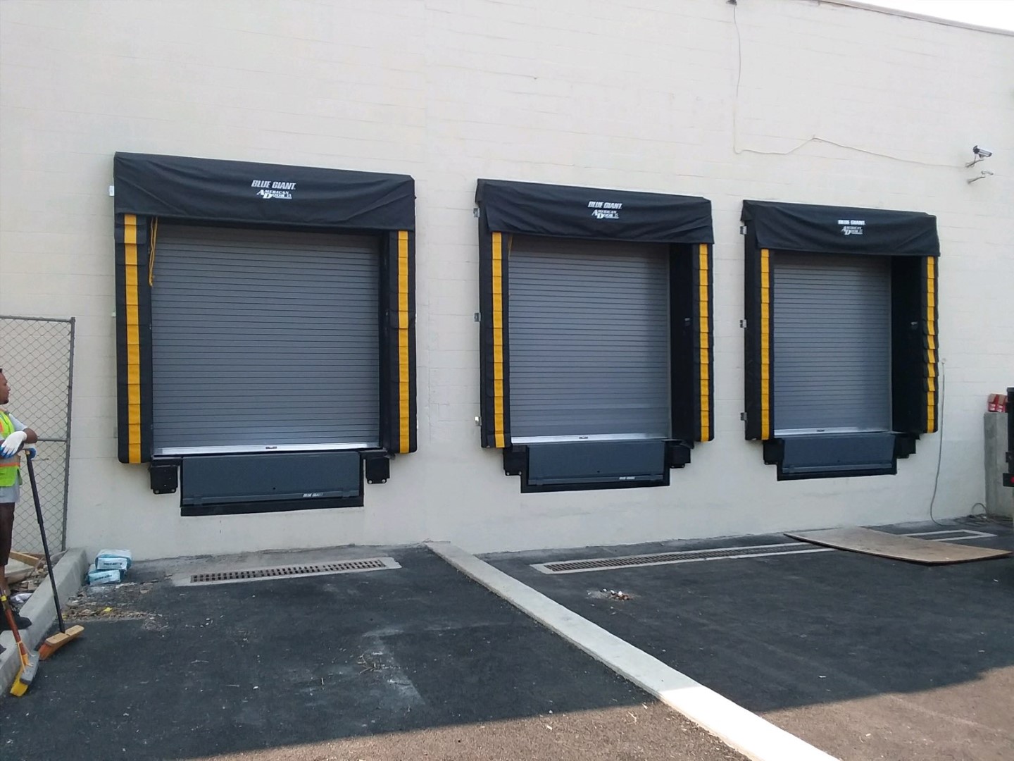 3 loading docks with Head Curtain Dock Seal, rolling doors and dock levelers
