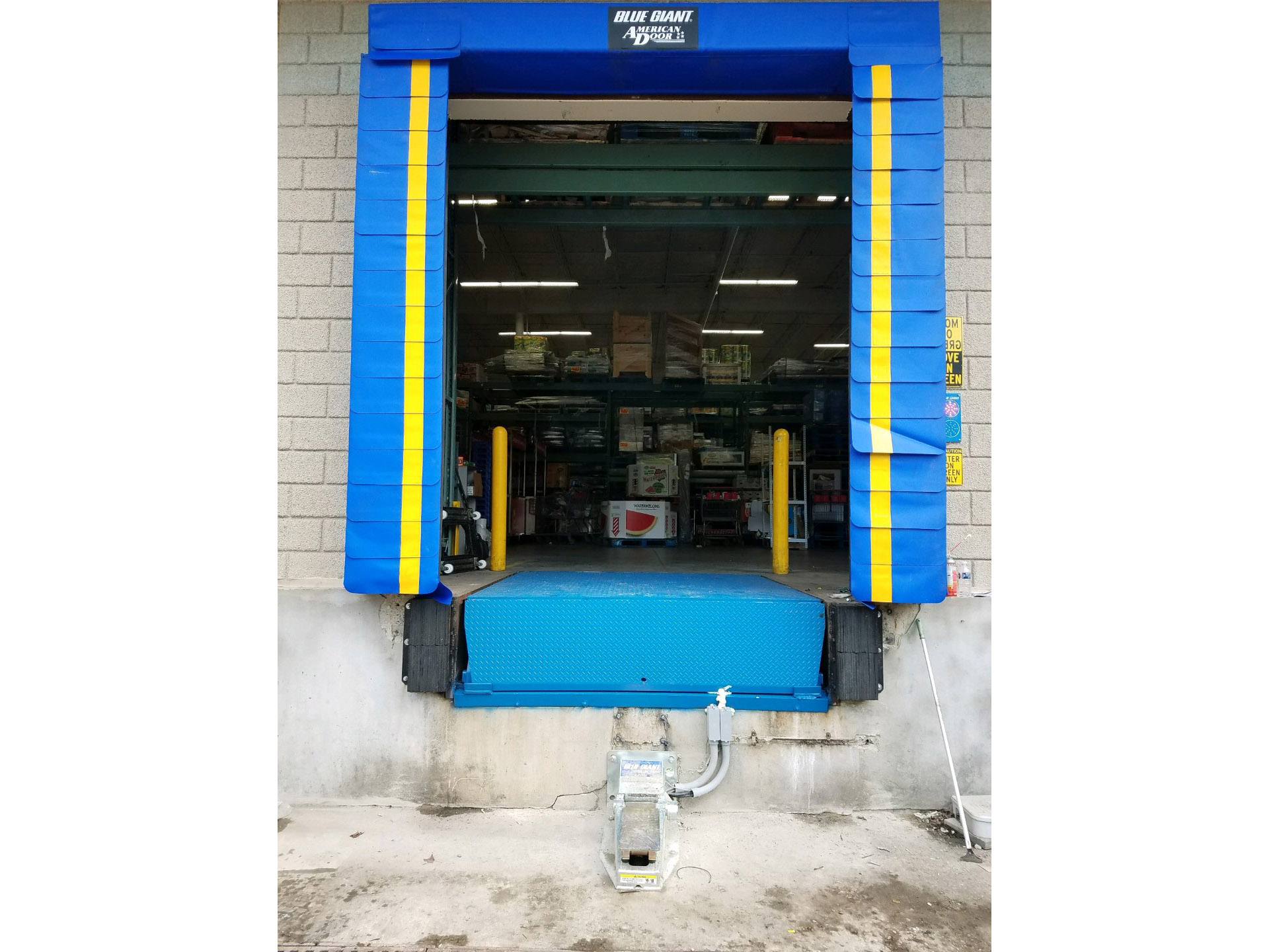 Head Curtain Dock Seal with hydraulic vehicle restraint and hydraulic dock leveler
